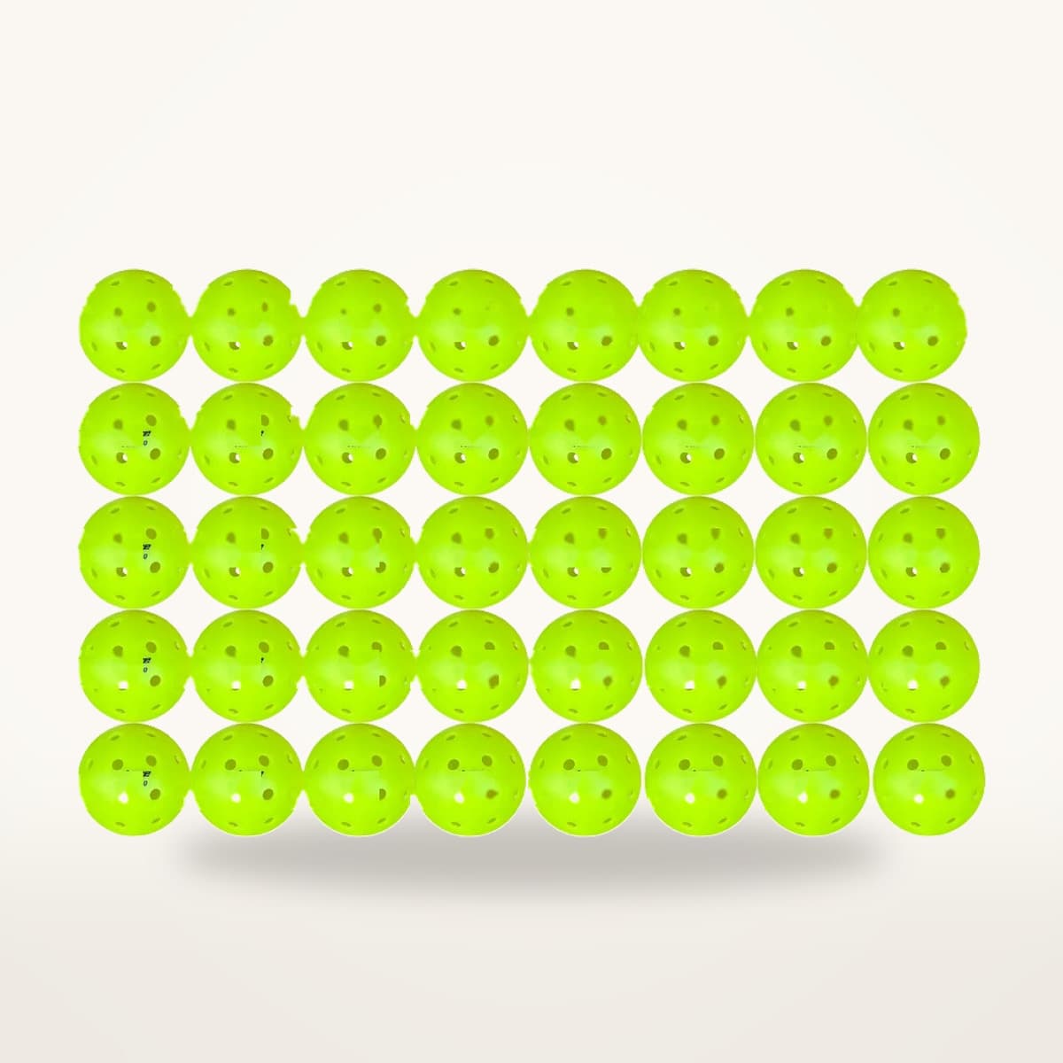 Quarante balles de pickleball d'extérieur vert fluo disposées à plat en cinq rangées de huit