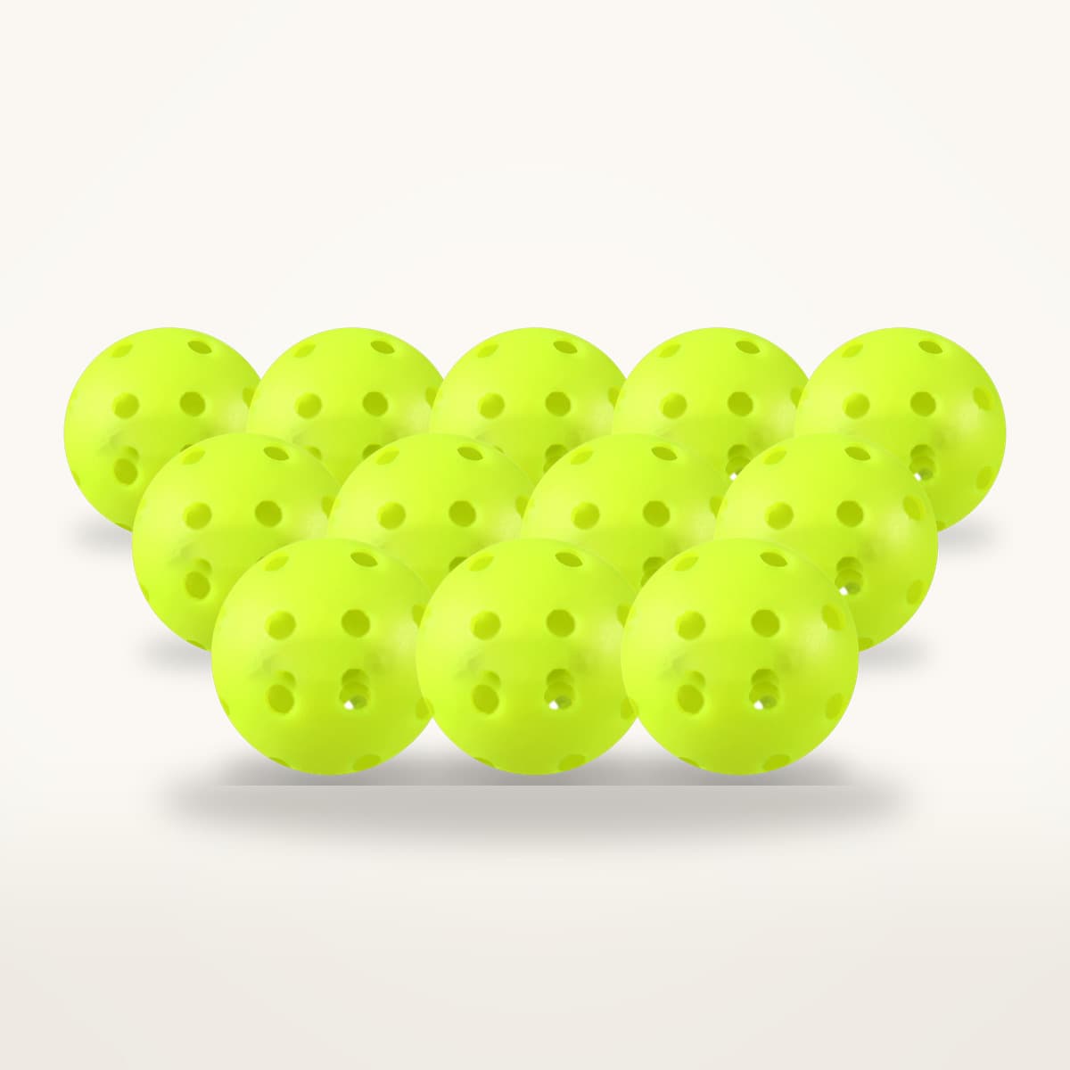 Douze balles de pickleball d'extérieur vert fluo sans ligne de jonction visible, disposées en trois rangées