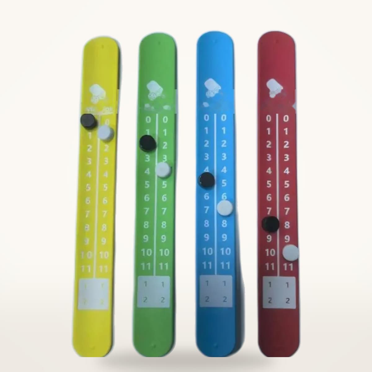 Quatre bracelets compteurs de score de pickleball à échelle chiffrée, présentés à plat