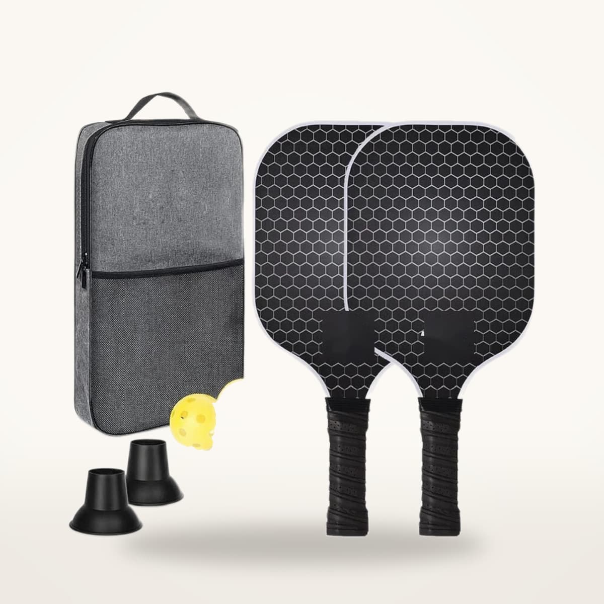 Deux raquettes de pickleball noires à motif nid d'abeille, une balle jaune, deux embouts de protection et leur sacoche grise à poche filet