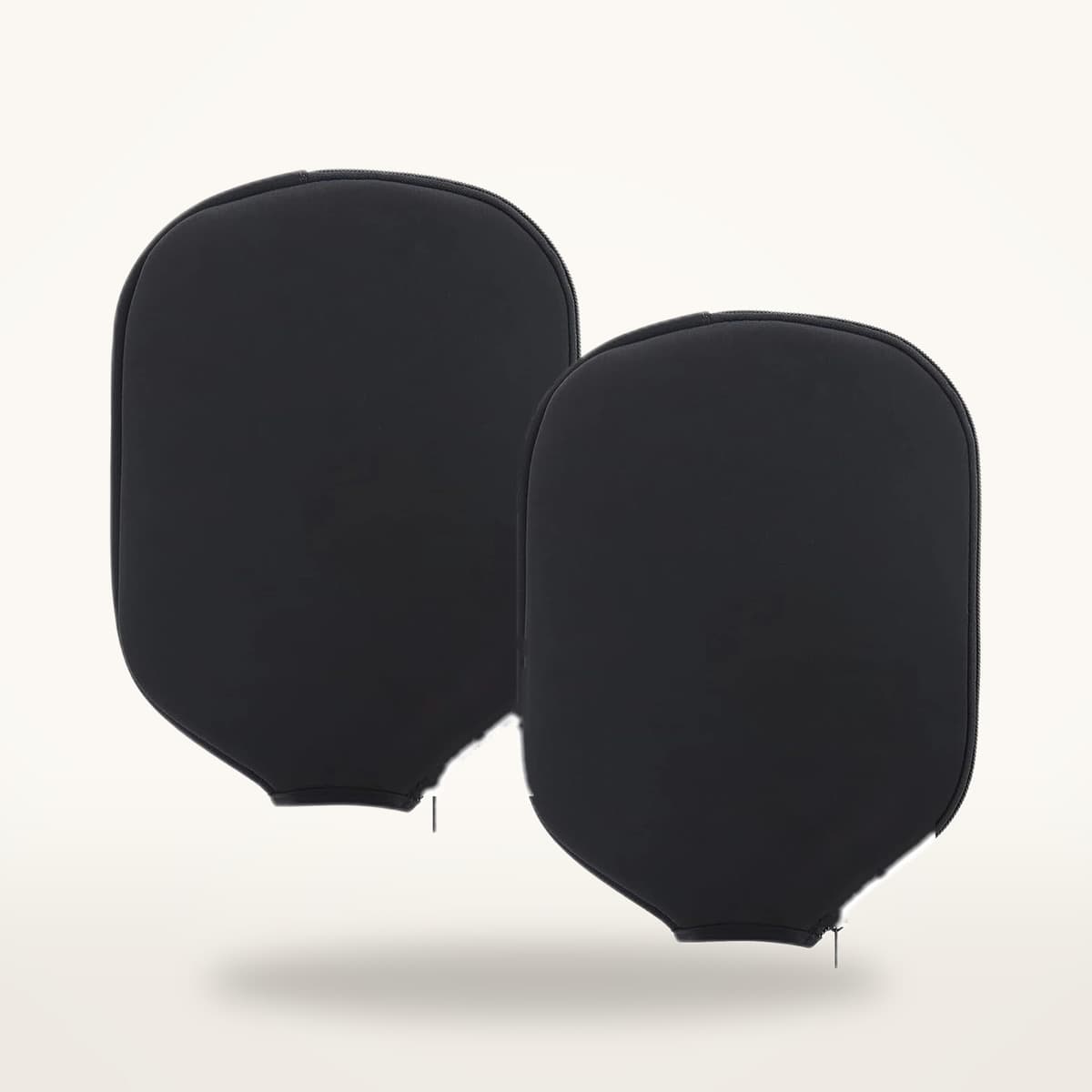 Deux housses de raquette de pickleball noires à fermeture zippée, posées côte à côte