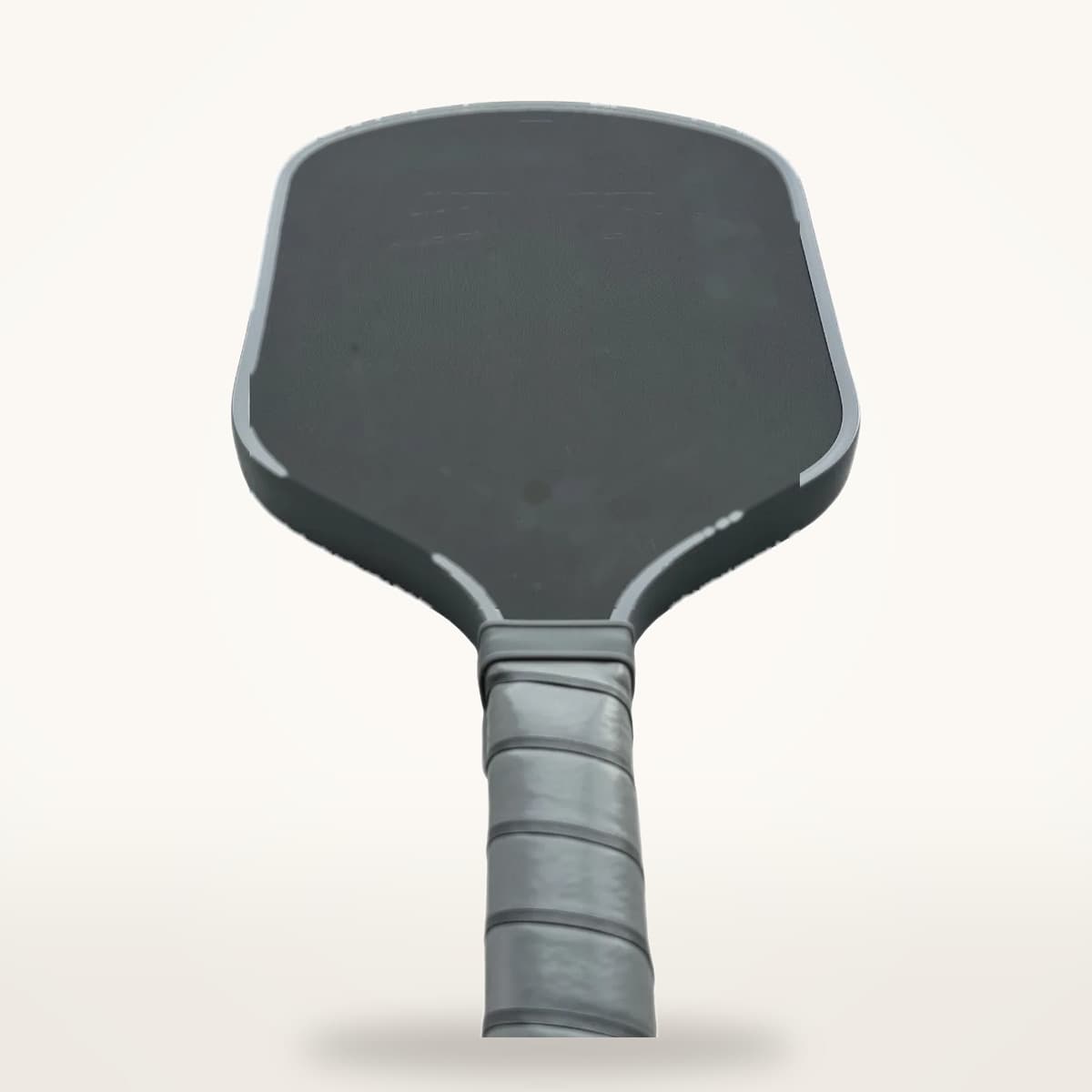Raquette de pickleball carbone à tamis standard et face sombre, vue de face sur fond neutre
