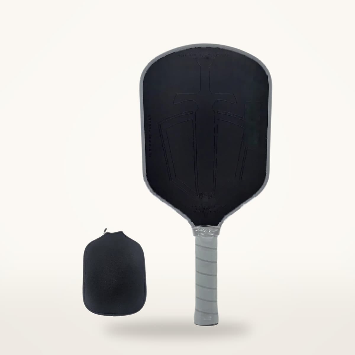 Raquette de pickleball carbone à surface texturée, présentée avec sa housse noire sur fond neutre