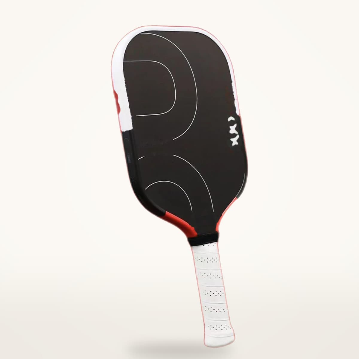 Raquette de pickleball à face sombre et courbes claires, tranche renforcée et grip blanc, vue de face