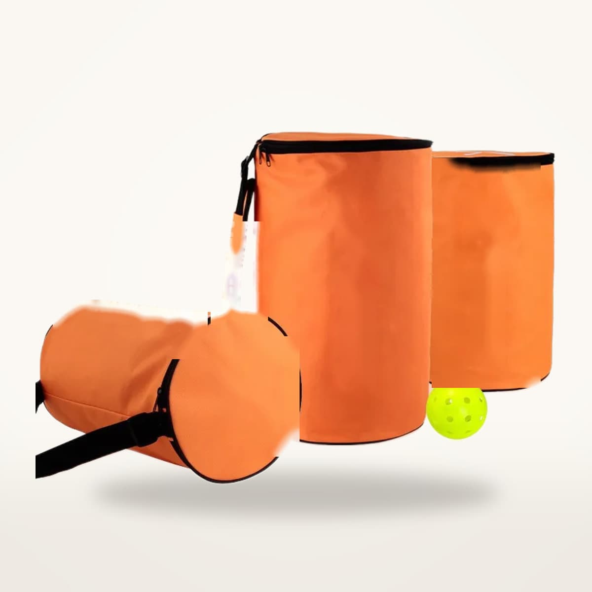 Sac à balles de pickleball orange à ouverture large, présenté sous trois angles avec une balle verte