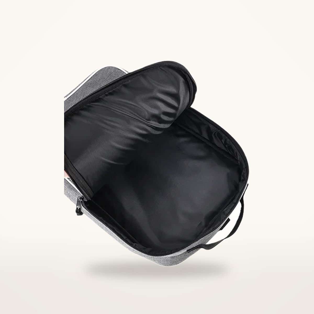 Sac à dos de pickleball gris ouvert sur son compartiment principal doublé de noir
