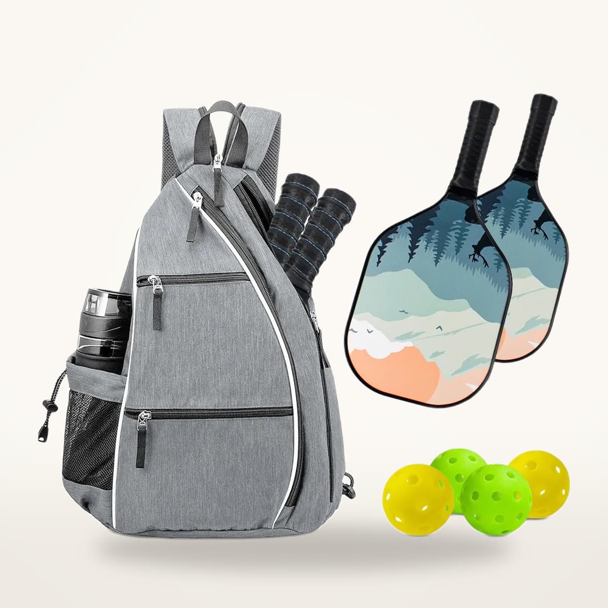 Sac à dos de pickleball gris à compartiments, présenté avec deux raquettes, quatre balles et une gourde