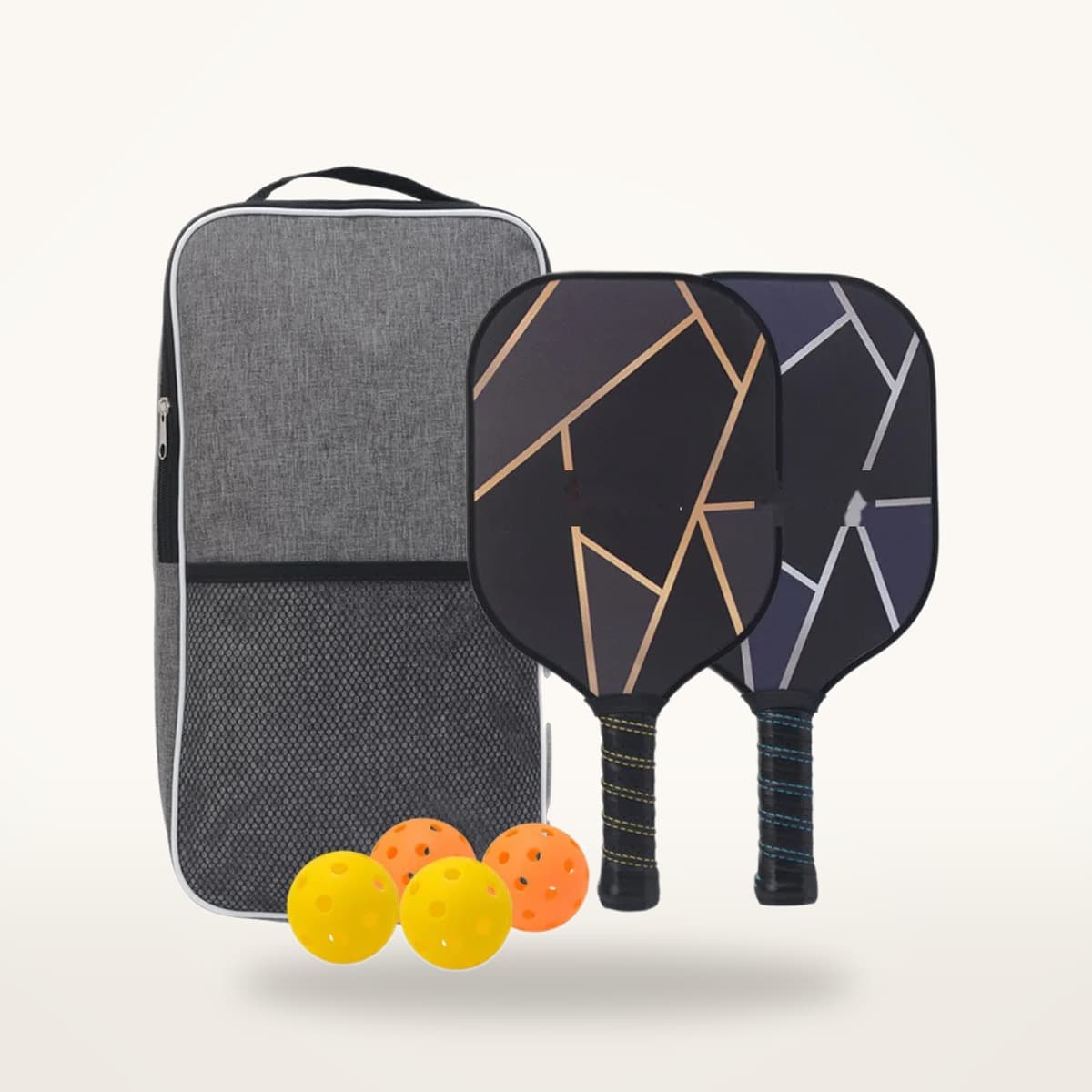 Sac de pickleball gris à poche filet, présenté avec deux raquettes et quatre balles