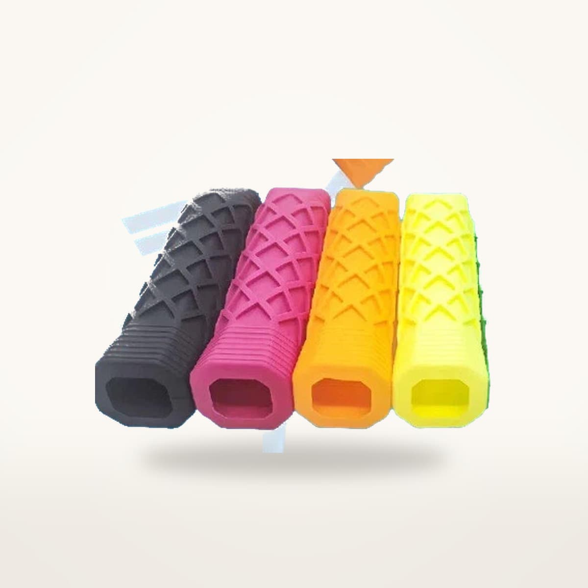 Quatre manchons de grip en silicone texturé, noir, rose, orange et jaune, pour manche de raquette