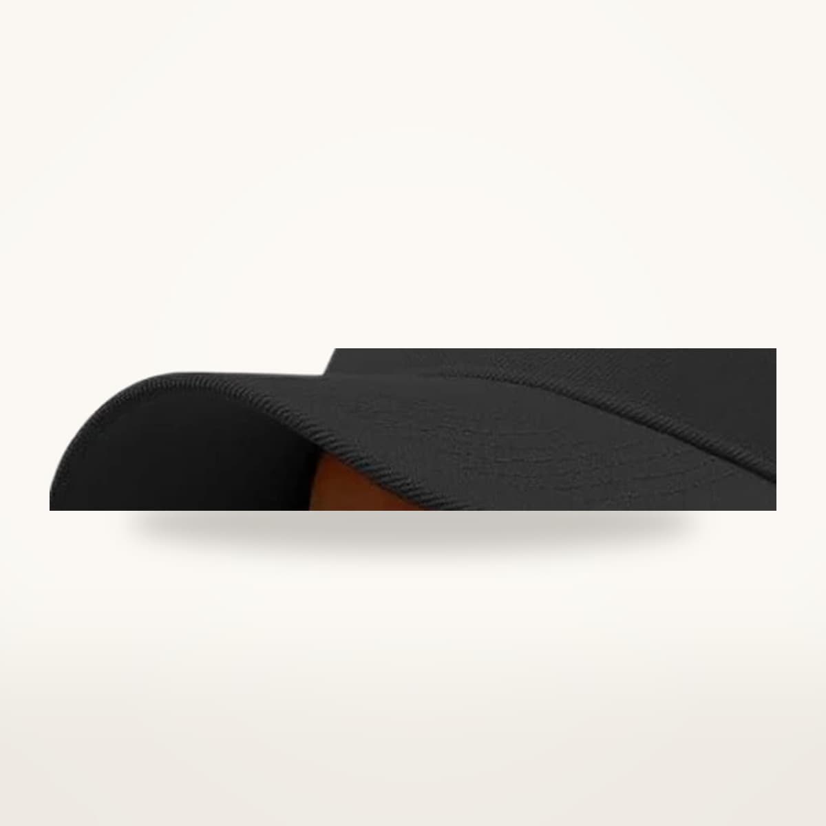 Visière de sport noire à bandeau frontal absorbant, vue de face sur fond neutre